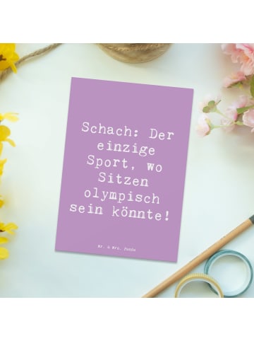 Mr. & Mrs. Panda Postkarte Spruch Schach: Der einzige Sport, wo ... in Lavendeltraum