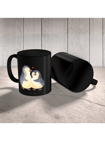 Mr. & Mrs. Panda Kaffeetasse Pinguin umarmen ohne Spruch in Schwarz