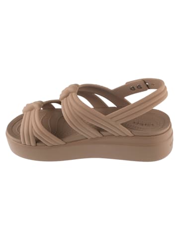Crocs Crocs Brooklyn Knot Low Wedge Sandal in Braun