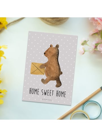 Mr. & Mrs. Panda Postkarte Bär Zuhause mit Spruch in Grau Pastell