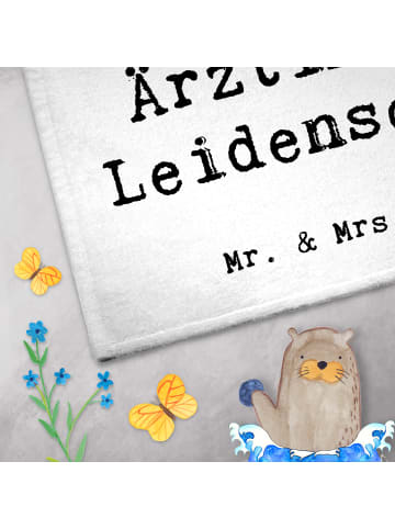 Mr. & Mrs. Panda Handtuch Ärztin Leidenschaft mit Spruch in Weiß
