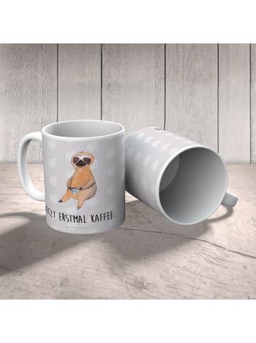 Mr. & Mrs. Panda Kindertasse Faultier Kaffee mit Spruch in Grau Pastell