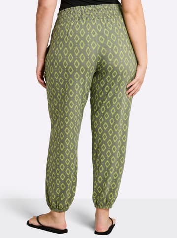 sheego Schlupfhose in khaki-gemustert