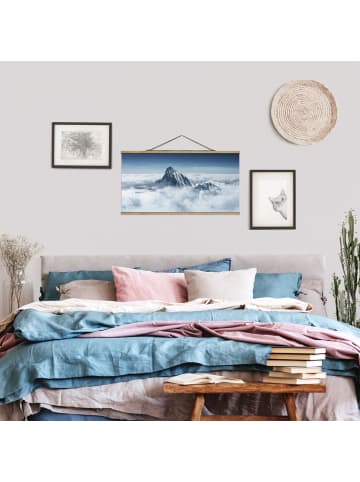 WALLART Stoffbild mit Posterleisten - Die Alpen über den Wolken in Blau