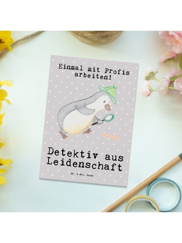 Mr. & Mrs. Panda Ansichtskarte Detektiv Leidenschaft mit Spruch in Grau Pastell