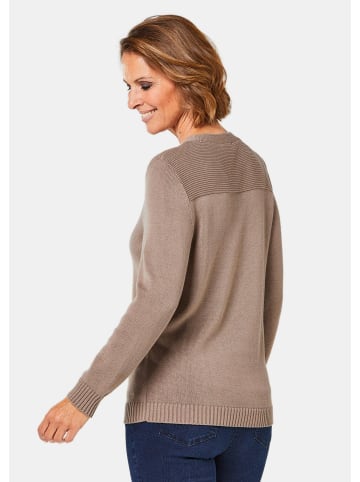 GOLDNER Pullover V-Pullover mit Schmuckelement in taupe