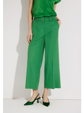 More & More Hose in gras