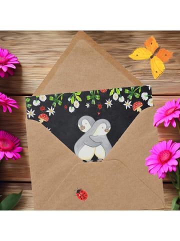 Mr. & Mrs. Panda Grußkarte Pinguine Kuscheln mit Spruch in Kreidetafel