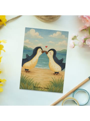 Mr. & Mrs. Panda Ansichtskarte Pinguine Kuss Design ohne Spruch in Weiß