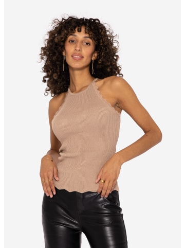 SASSYCLASSY Strick Top mit Bogenkante in Camel