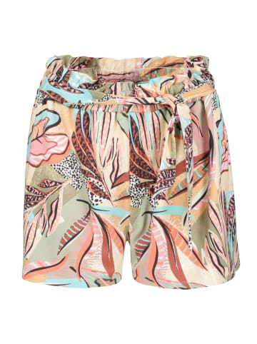 Garcia Shorts in summer field