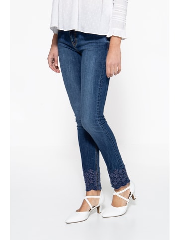 ATT Jeans ATT Jeans ATT JEANS Slim Fit Jeans mit floralen Lockstickereien am Saum Chloe in blau