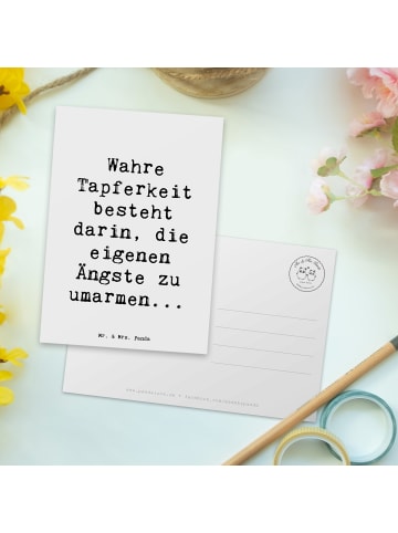 Mr. & Mrs. Panda Postkarte Spruch Tapferkeit Umarmung mit Spruch in Weiß