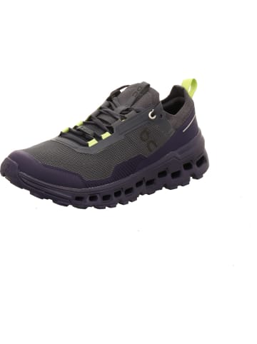 On Wanderschuh in blau