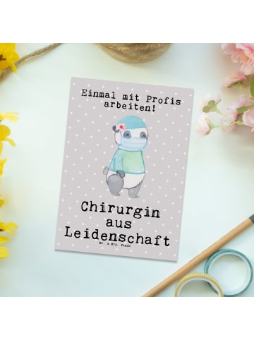 Mr. & Mrs. Panda Postkarte Chirurgin Leidenschaft mit Spruch in Grau Pastell