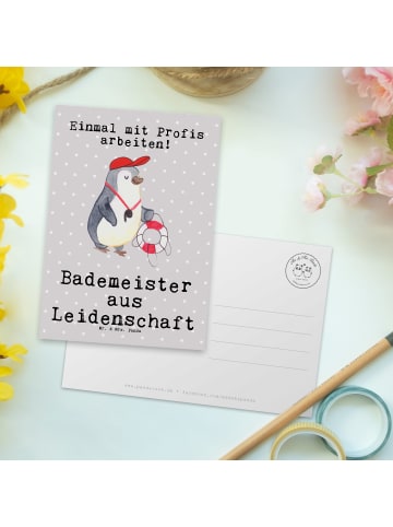 Mr. & Mrs. Panda Postkarte Bademeister Leidenschaft mit Spruch in Grau Pastell