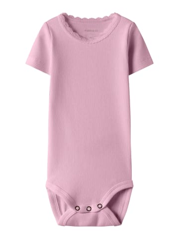 name it Kurzarmbody mit Spitzenbordüre in fragrant lilac
