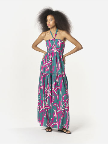 KOROSHI Ein langes Neckholderkleid für Frauen in bunt