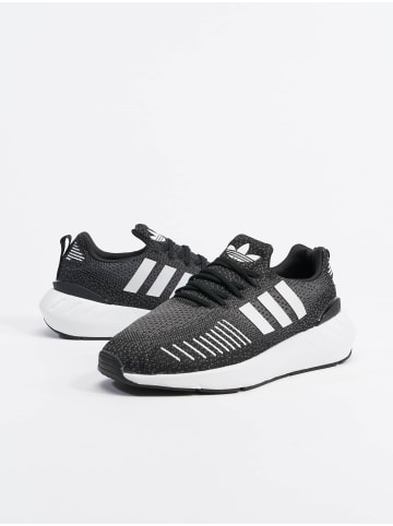 adidas Turnschuhe in core black