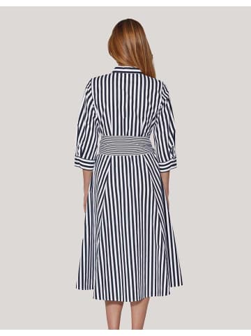 MADELEINE Gestreiftes Hemdblusenkleid mit Bindeschärpe in marine / weiß