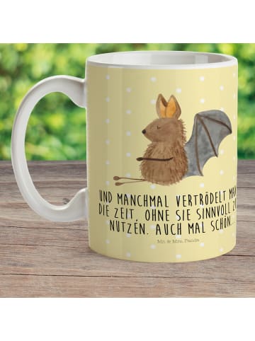 Mr. & Mrs. Panda Kindertasse Fledermaus Sitzen mit Spruch in Gelb Pastell