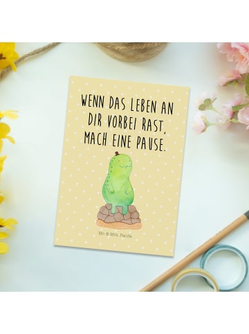 Mr. & Mrs. Panda Postkarte Schildkröte Pause mit Spruch in Gelb Pastell