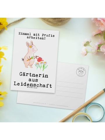 Mr. & Mrs. Panda Postkarte Gärtnerin Leidenschaft mit Spruch in Weiß