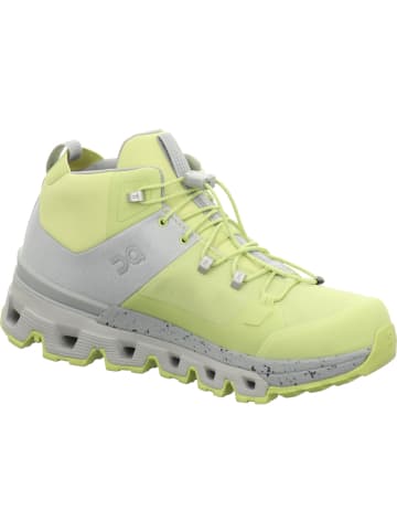On Wanderschuh in gelb