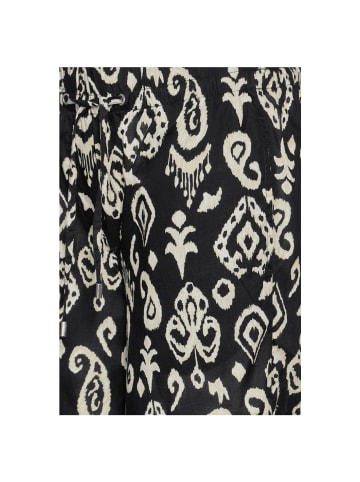 Cecil Capri in Black