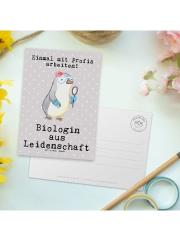 Mr. & Mrs. Panda Postkarte Biologin Leidenschaft mit Spruch in Grau Pastell