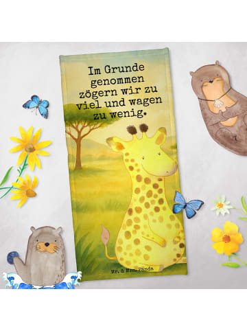Mr. & Mrs. Panda Reisehandtuch Giraffe Zufrieden Design mit Spruch in Sandig