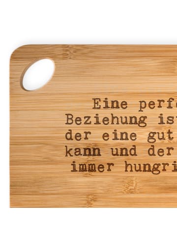 Mr. & Mrs. Panda Frühstücksbrettchen Eine perfekte Beziehung ist... in Braun