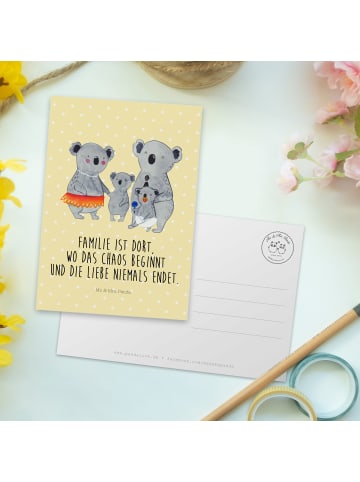 Mr. & Mrs. Panda Postkarte Koala Familie mit Spruch in Gelb Pastell