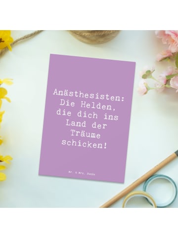 Mr. & Mrs. Panda Ansichtskarte Spruch Anästhesist Held mit Spruch in Lavendeltraum