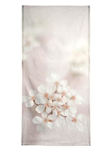 Juniqe Handtuch "Pastel Flower Queen Ann Lace" in Rosa & Weiß
