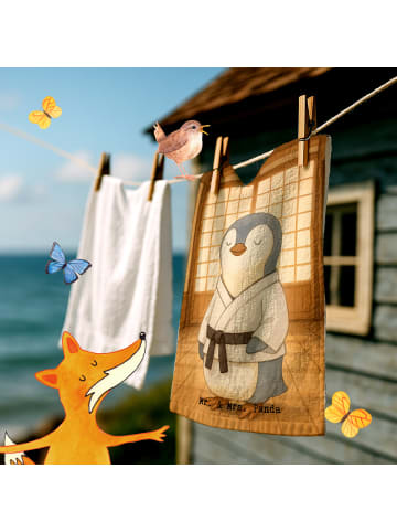 Mr. & Mrs. Panda Gästehandtücher Pinguin Karate Design ohne Spruch in Weiß