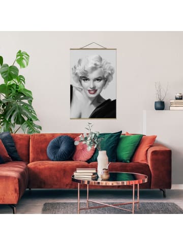 WALLART Stoffbild mit Posterleisten - Marilyn auf Sofa in Grau