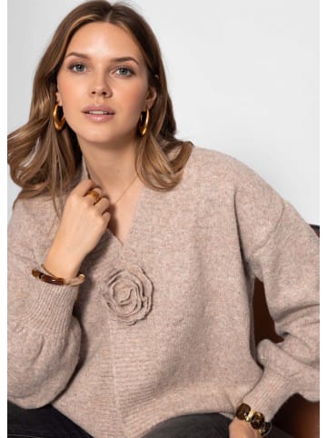 SASSYCLASSY Strickjacke mit Blumenapplikation in Taupe