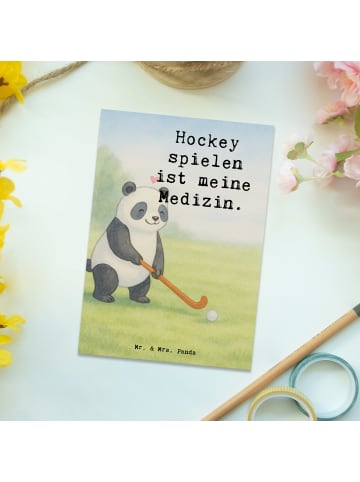 Mr. & Mrs. Panda Postkarte Panda Hockey spielen Design mit Spruch in Weiß