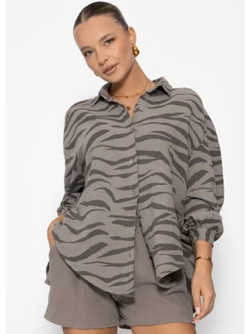 SASSYCLASSY Oversize Musselin Bluse mit Print in Taupe
