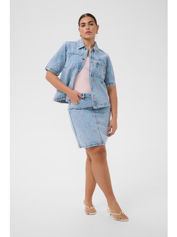 KAFFE curve Hemd kurzarm KCbrandi Loose fit in Blue Denim/Pink Flower Emb.