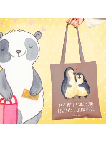 Mr. & Mrs. Panda Beuteltasche Pinguin umarmen mit Spruch in Braun Pastell