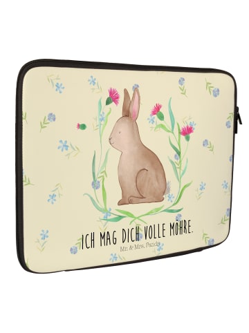 Mr. & Mrs. Panda Laptop Hülle Hase Sitzen mit Spruch in Blumig