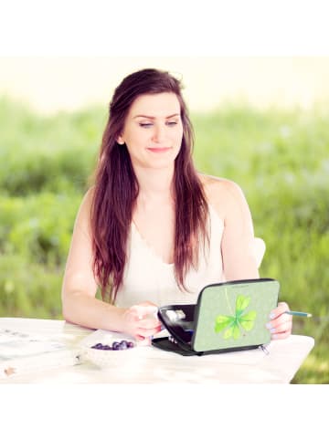 Mr. & Mrs. Panda Federtasche Blume Kleeblatt ohne Spruch in Blattgrün