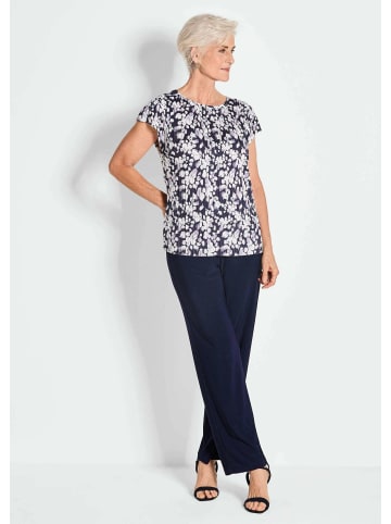 GOLDNER Kurzgröße:  Plissee-Shirt Blaues Shirt ohne Arm aus Slinky in marine / weiß / geblümt