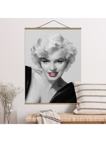 WALLART Stoffbild mit Posterleisten - Marilyn auf Sofa in Grau