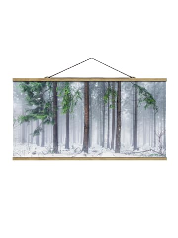 WALLART Stoffbild mit Posterleisten - Nadelbäume im Winter in Grün