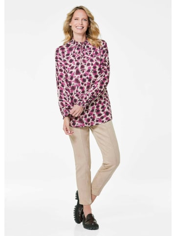 GOLDNER Kurzgröße:  Langarmshirt mit Smok-Details in beere / gemustert