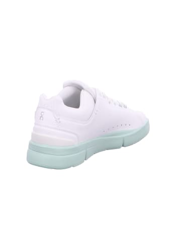 On Schnürschuh in weiß