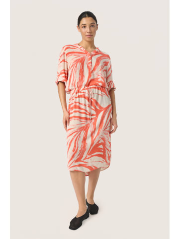 Soaked in Luxury Kleid SLZaya Gerade Passform in Hot Coral Wave